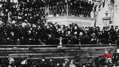 >> HE TALKS ABOUT THE SUFFERING
THAT AMERICA IS UNDERGOING AS - Lincoln: Divided We Stand