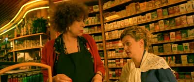 - He thinks I smile too much.- He'd rather you frowned? - Amélie