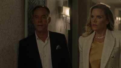 -He was threatening her. -She burst in. The sign was on. - Deadly Estate