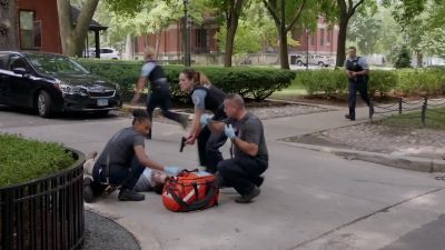 - He took one to the chest.
Clear that house! - Chicago P.D.