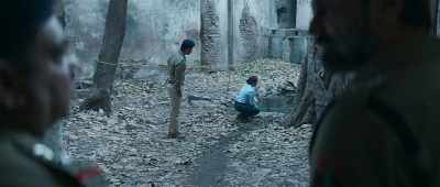 - He took out his rage on her.
- Let me handle her now. - Mardaani 2