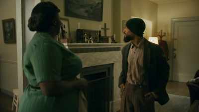 He treats me good.
[chuckles] - Robin Roberts Presents: Mahalia