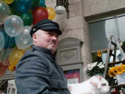 He unwittingly earned ten pfennigs. - Fabian: Going to the Dogs