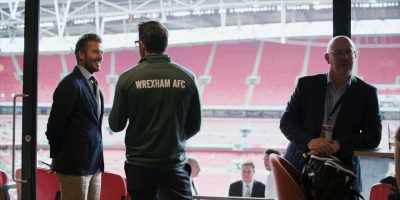 He usually wears
some sort of, like, - Welcome to Wrexham