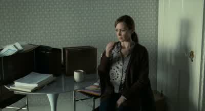 He was average height. - The Girl on the Train