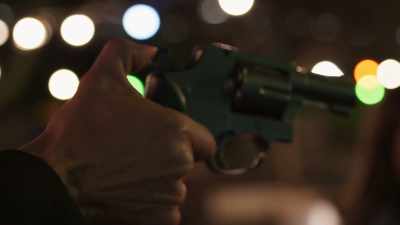 He was this close.
His gun was right in my face. - Professionals