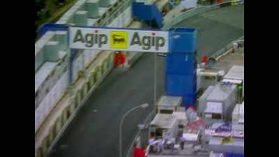 He was way out of front,
leading the race, - Williams & Mansell: Red 5