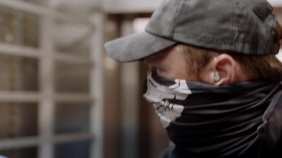 Head down! Unless you want
me to blow it off. - Hawaii Five-0
