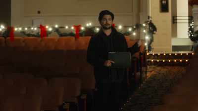 Heard some noises in here,
wanted to check it out, - A Show-Stopping Christmas