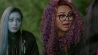 - [heartbeat pounding]
- If I go back, - Monster High: The Movie