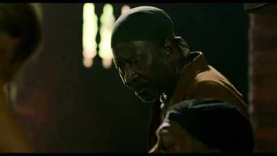 Hedy, he's running a fever.
I think that wound is infected. - Da 5 Bloods