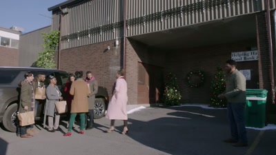 - Hej, folkens.
- Hej, frøken Viola. - A Christmas Fumble