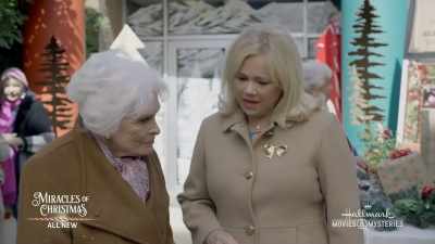 Helen, what is the story - Debbie Macomber's A Mrs. Miracle Christmas
