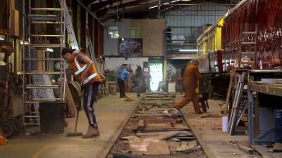 He'll be backed up by the
llangollen railways team. - Great Rail Restorations with Peter Snow