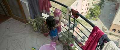 - Hello, Aunty, please come!
- Hello. - Pihu