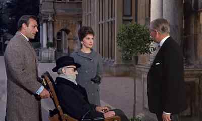 Hello, Baines.
You know Mrs. Richmond. - Woman of Straw