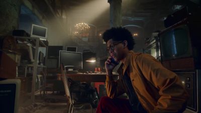 Hello?
GEOFFREY: [on phone] Alex, it's me. - Marvel's Runaways