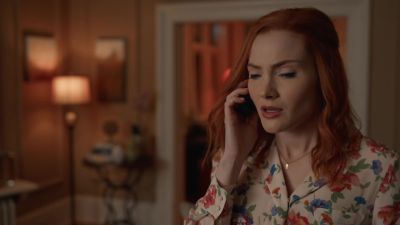 - Hello?
- Hey, Roe. - Aurora Teagarden Mysteries: Death at the Diner