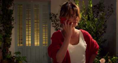 - Hello?
- Hi, Janis. How are you? - Parallel Mothers