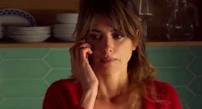 - Hello?
Hi, Janis. You called me? - Parallel Mothers