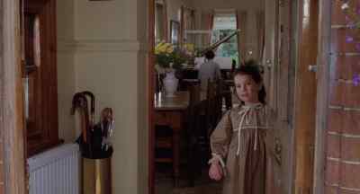 - Hello. I saw you through the window.
- Hi. Are you Lizzie? - The French Lieutenant's Woman
