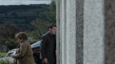 Hello? It's the police.
Can you open up, please? - Vera