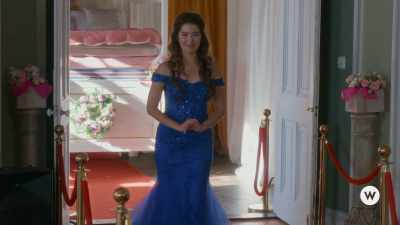- Hello. My name's Ian.
- Ava. - Royal-ish