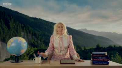 Hello, my name is Sara Pascoe,
and this is my new office! - Last Woman on Earth with Sara Pascoe