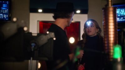 -Hello?
-Nora, is that you? - The Flash