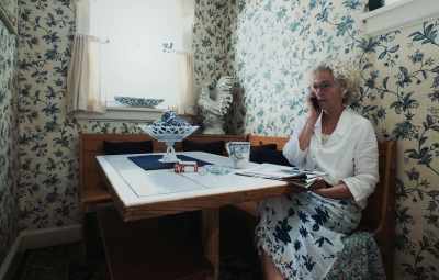 - Hello.
- Oh, Mom, it's me. - Unsane