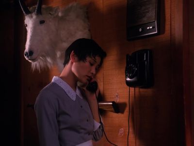 - Hello.
THOMAS [OVER PHONE]: Josie. - Twin Peaks