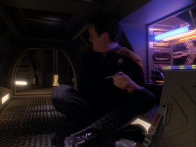 Hello. Who's there? - Star Trek: Deep Space Nine
