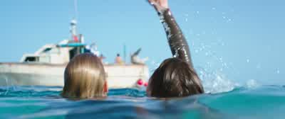 Help. Help! Help us! - Help. - Kate! - Lisa! - Help us! - Swim! - Help! Swim! - 47 Meters Down