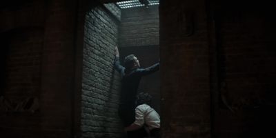 -Help! Help! In here!
-Help! Help! - You