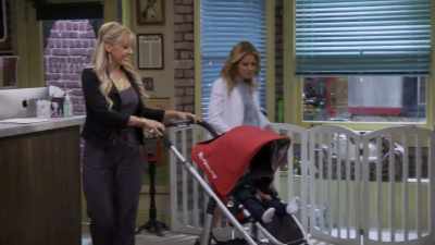 - Help is here!
- Oh, good. Hi, Tommy, honey. - Fuller House