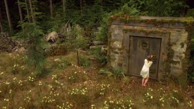 Help me.
Open the door! - The 100