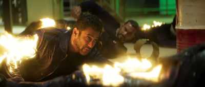 - Help me!
- Rakeshji, no need to overdo it. - Tiger Zinda Hai