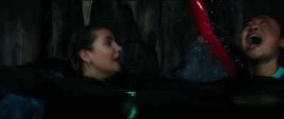 -Help! Someone help!
-[emergency alarm sounding] - 47 Meters Down: Uncaged