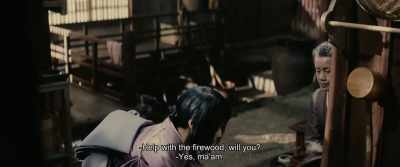 -Help with the firewood, will you?
-Yes, ma'am. - Rurouni Kenshin: The Beginning