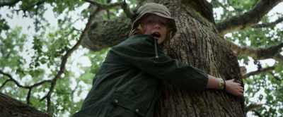 - Henry, jump down.
- It's too high. - Cocaine Bear