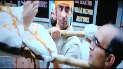 - Her sons got angry.
- Mumtaz's sons? - Dunki