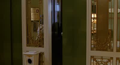 Up here to your left. - Home Alone 2: Lost in New York