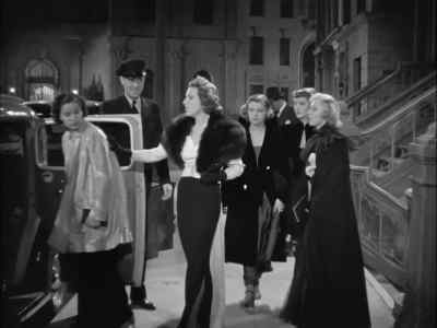 - Here you are, girls.
- Wait a minute, let's walk. - Marked Woman