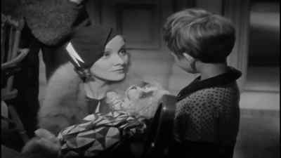 Here you are, Mummy. - Blonde Venus