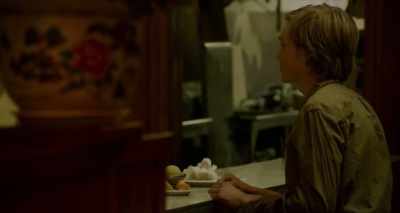 - Here you are, sweetheart.
- Oh, I didn't order that. - Lean on Pete