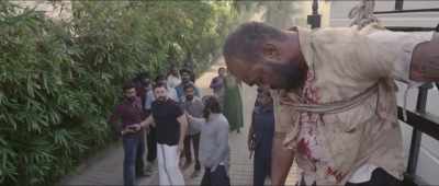 Here! Bring him down! - Chekka Chivantha Vaanam
