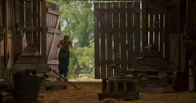 Here, chick-chick-chick-chick. - Hannah Montana: The Movie