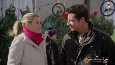 ♪ Here we come
a-caroling ♪ - Love You Like Christmas