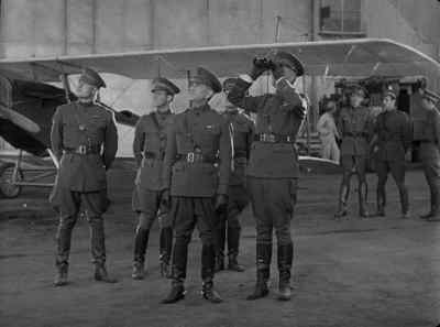 Here comes Castle's squadron now. - The Story of Vernon and Irene Castle