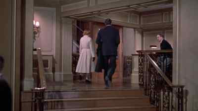 Here she comes! - Indiscreet